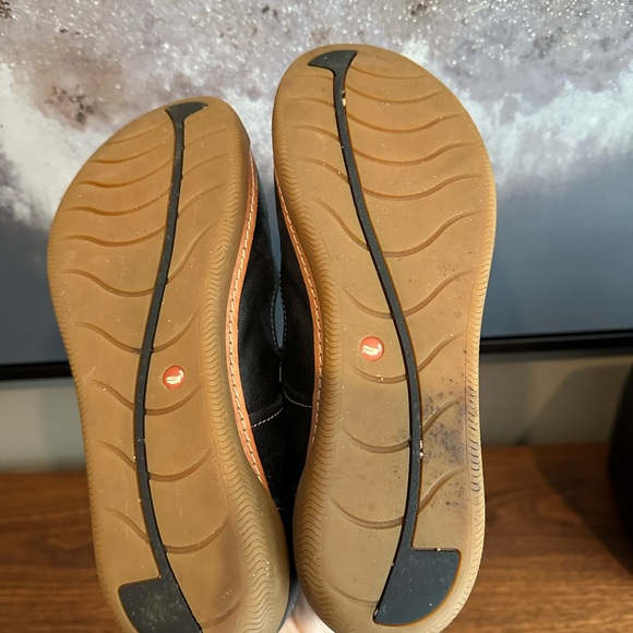 Clarks black shoes size 10 - Picture 2 of 5